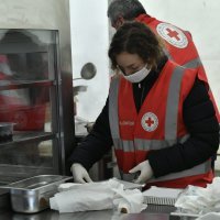 Pripremanje i podjela hrane u Petrinji iz kuhinje državne tvrtke Pleter