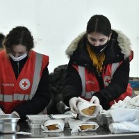 Pripremanje i podjela hrane u Petrinji iz kuhinje državne tvrtke Pleter