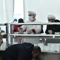 Pripremanje i podjela hrane u Petrinji iz kuhinje državne tvrtke Pleter