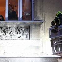 Policija i vatrogasci na terenu nakon što se dio fasade urušio u Hebrangovoj ulici