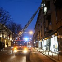 Policija i vatrogasci na terenu nakon što se dio fasade urušio u Hebrangovoj ulici