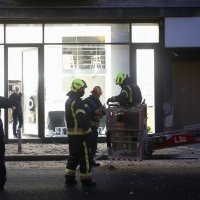 Policija i vatrogasci na terenu nakon što se dio fasade urušio u Hebrangovoj ulici