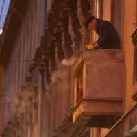 Policija i vatrogasci na terenu nakon što se dio fasade urušio u Hebrangovoj ulici