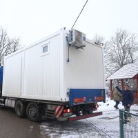 Obitelj Likević nakon potresa dobila mobilnu kućicu od Caritasa