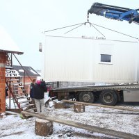 Obitelj Likević nakon potresa dobila mobilnu kućicu od Caritasa