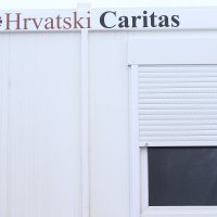 Obitelj Likević nakon potresa dobila mobilnu kućicu od Caritasa