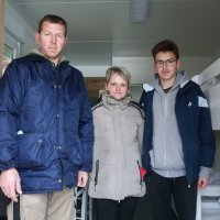 Obitelj Likević nakon potresa dobila mobilnu kućicu od Caritasa