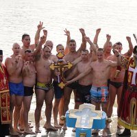 Tradicionalno plivanje za 'časni krst' na Bogojavljenje u Beogradu