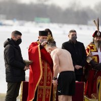 Tradicionalno plivanje za 'časni krst' na Bogojavljenje u Beogradu