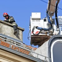 Vatrogasci saniraju krov i dimnjak zgrade u kojoj živi Zoran Milanović