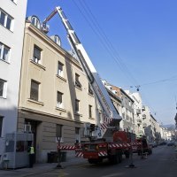 Vatrogasci saniraju krov i dimnjak zgrade u kojoj živi Zoran Milanović