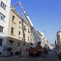 Vatrogasci saniraju krov i dimnjak zgrade u kojoj živi Zoran Milanović