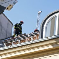 Vatrogasci saniraju krov i dimnjak zgrade u kojoj živi Zoran Milanović