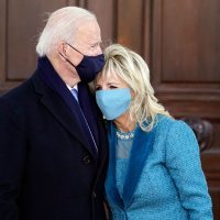 Joe i Jill Biden pred zatvorenim vratima Bijele kuće