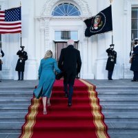 Joe i Jill Biden pred zatvorenim vratima Bijele kuće