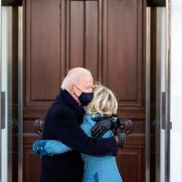 Joe i Jill Biden pred zatvorenim vratima Bijele kuće