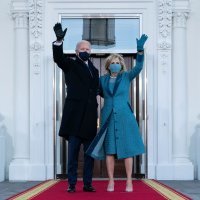 Joe i Jill Biden pred zatvorenim vratima Bijele kuće