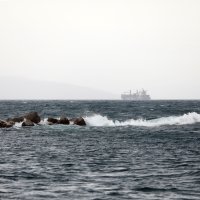 Jugo i valovi na moru pred riječkom lukom