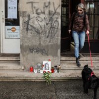 Svijeće i cvijeće za Miru Furlan ispred stana u kojem je nekad živjela