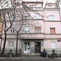 Svijeće i cvijeće za Miru Furlan ispred stana u kojem je nekad živjela