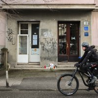 Svijeće i cvijeće za Miru Furlan ispred stana u kojem je nekad živjela