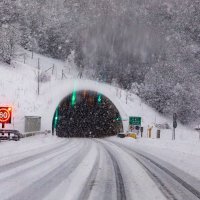 Gusti snijeg i poledica oteževaju prometovanje na autocesti A6 Zagreb - Rijeka