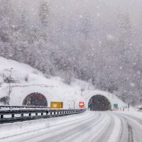 Gusti snijeg i poledica oteževaju prometovanje na autocesti A6 Zagreb - Rijeka