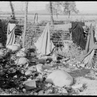 Odjeća logoraša nabacana na ogradu radi lakšeg bijega