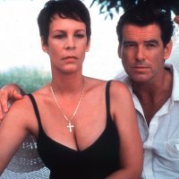 Jamie Lee Curtis i Pierce Brosnan u filmu 'Krojač Paname' (2001.)