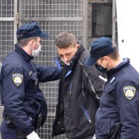 Uhićeni nasilnik koji je zatočio žensku osobu, te se sukobio s policajcima