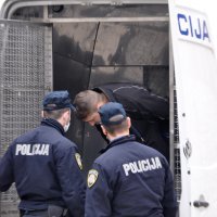 Uhićeni nasilnik koji je zatočio žensku osobu, te se sukobio s policajcima