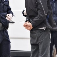 Uhićeni nasilnik koji je zatočio žensku osobu, te se sukobio s policajcima