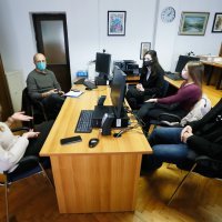 Novinar Luka Filipović u razgovoru s učenicima Srednje škole Petrinja