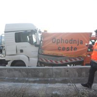 Na brzoj cesti Solin-Klis tegljač se zabio u vozilo opodnje ceste