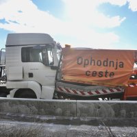 Na brzoj cesti Solin-Klis tegljač se zabio u vozilo opodnje ceste