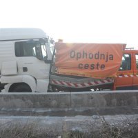 Na brzoj cesti Solin-Klis tegljač se zabio u vozilo opodnje ceste