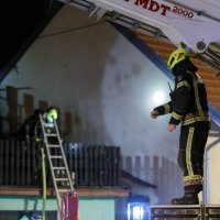 Vatrogasci gase požar na obiteljskoj kući na Samoborskoj cesti