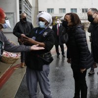 Kamala Harris i Doug Emhoff u posjetu Veteranskoj bolnici