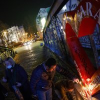 Sarajlije se paljenjem svijeća opraštaju od Đorđa Balaševića