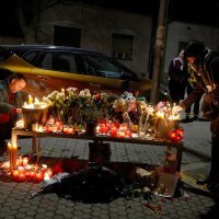 Ispred Balaševićeve kuće građani pale svijeće i ostavljaju cvijeće