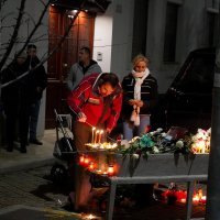 Ispred Balaševićeve kuće građani pale svijeće i ostavljaju cvijeće