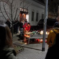 Ispred Balaševićeve kuće građani pale svijeće i ostavljaju cvijeće