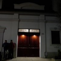 Ispred Balaševićeve kuće građani pale svijeće i ostavljaju cvijeće