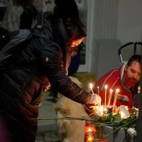 Ispred Balaševićeve kuće građani pale svijeće i ostavljaju cvijeće