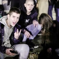 Tulum ispred HNK, stotine mladih bez maske i distance