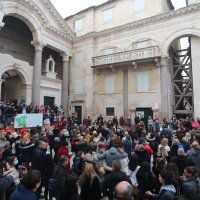 Splićani odali počast Balaševiću pjevajući njegove pjesme na Peristilu