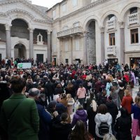 Splićani odali počast Balaševiću pjevajući njegove pjesme na Peristilu