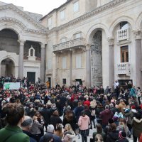 Splićani odali počast Balaševiću pjevajući njegove pjesme na Peristilu