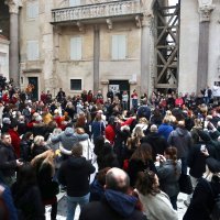 Splićani odali počast Balaševiću pjevajući njegove pjesme na Peristilu