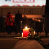 Beograđani se okupili kod Sava centra, pale svijeće i odaju počast Balaševiću